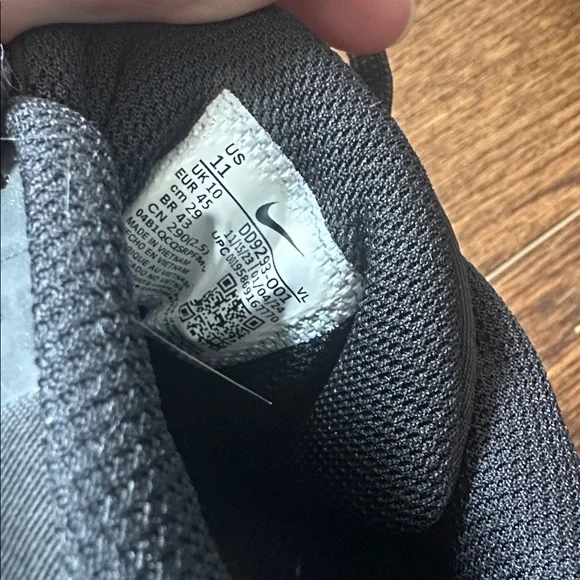 Nike Men's Black and White Sneakers - Picture 8 of 8